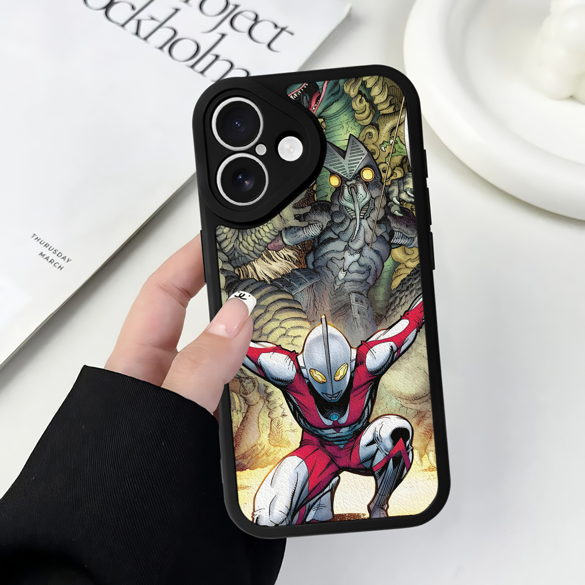 （画像用） ウルトラマン Ultraman 【iPhone 16シリーズ対応】シリコンスマホケース（レザー調） 材質：シリコン
